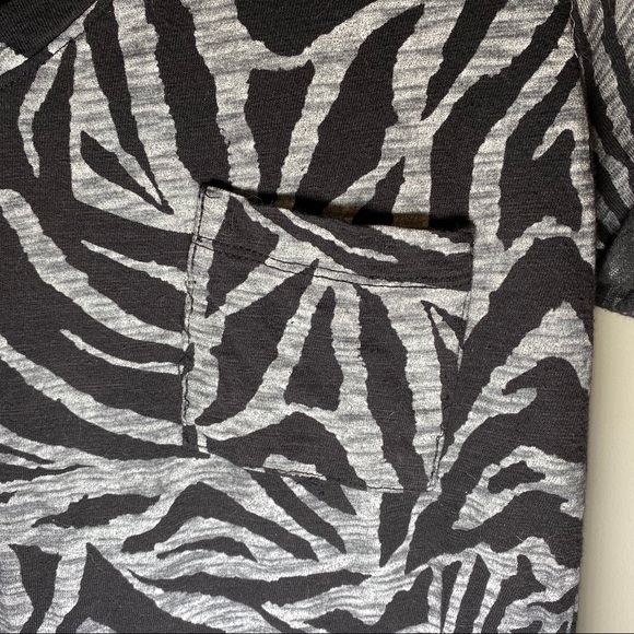 🔥SOLD🔥 Zebra Striped T-Shirt Black Gray Large - Picture 8 of 16